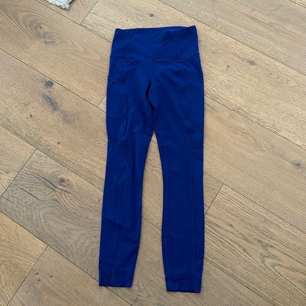 Lululemon size 2 mid rise leggings with pockets cobalt blue